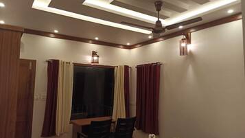 5 bedrooms, iron/ironing board, WiFi, bed sheets