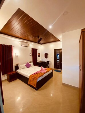 5 bedrooms, iron/ironing board, WiFi, bed sheets