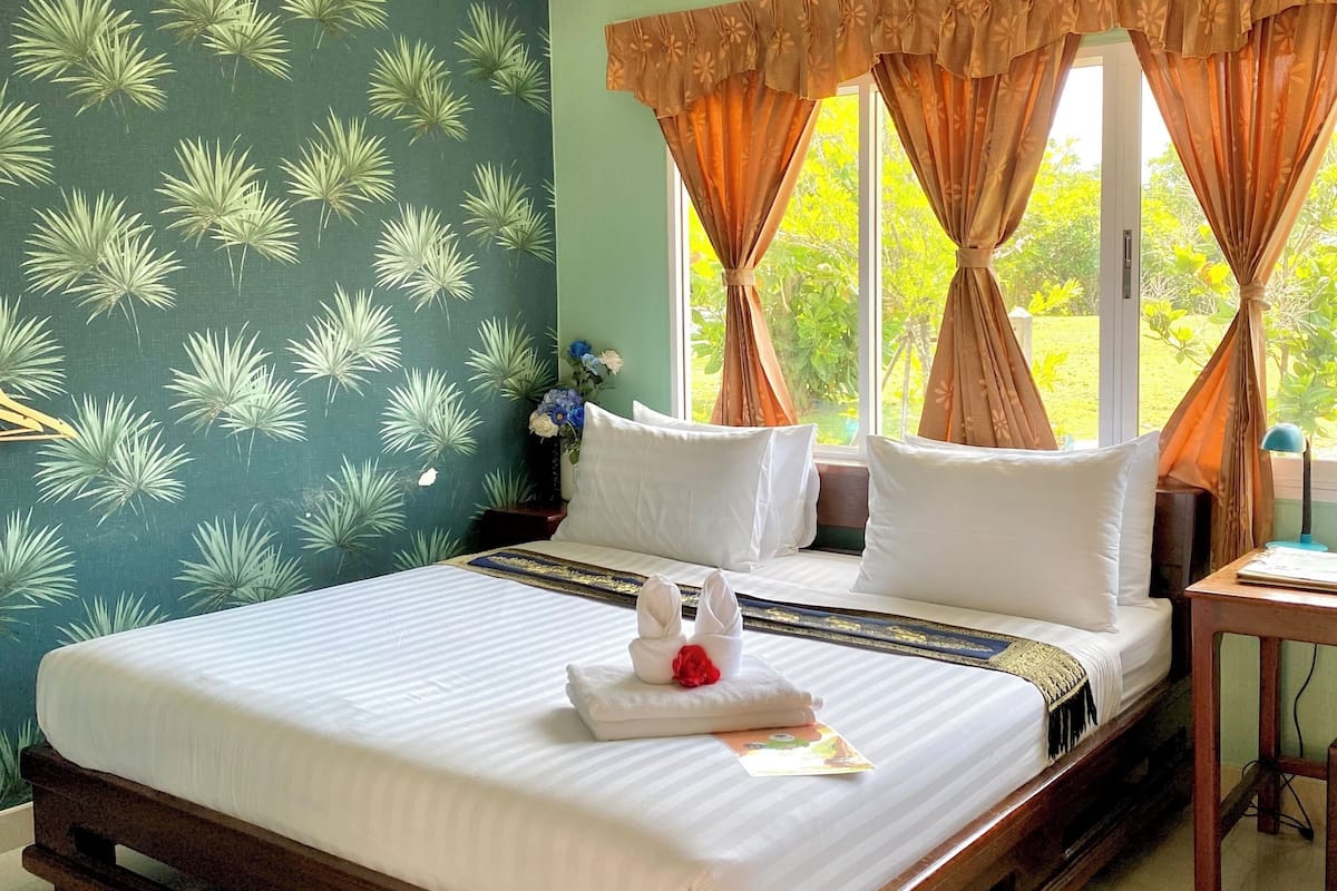 Phòng 2 giường đơn Superior, ban công, quang cảnh sân vườn | Bàn, truy cập Internet không dây miễn phí