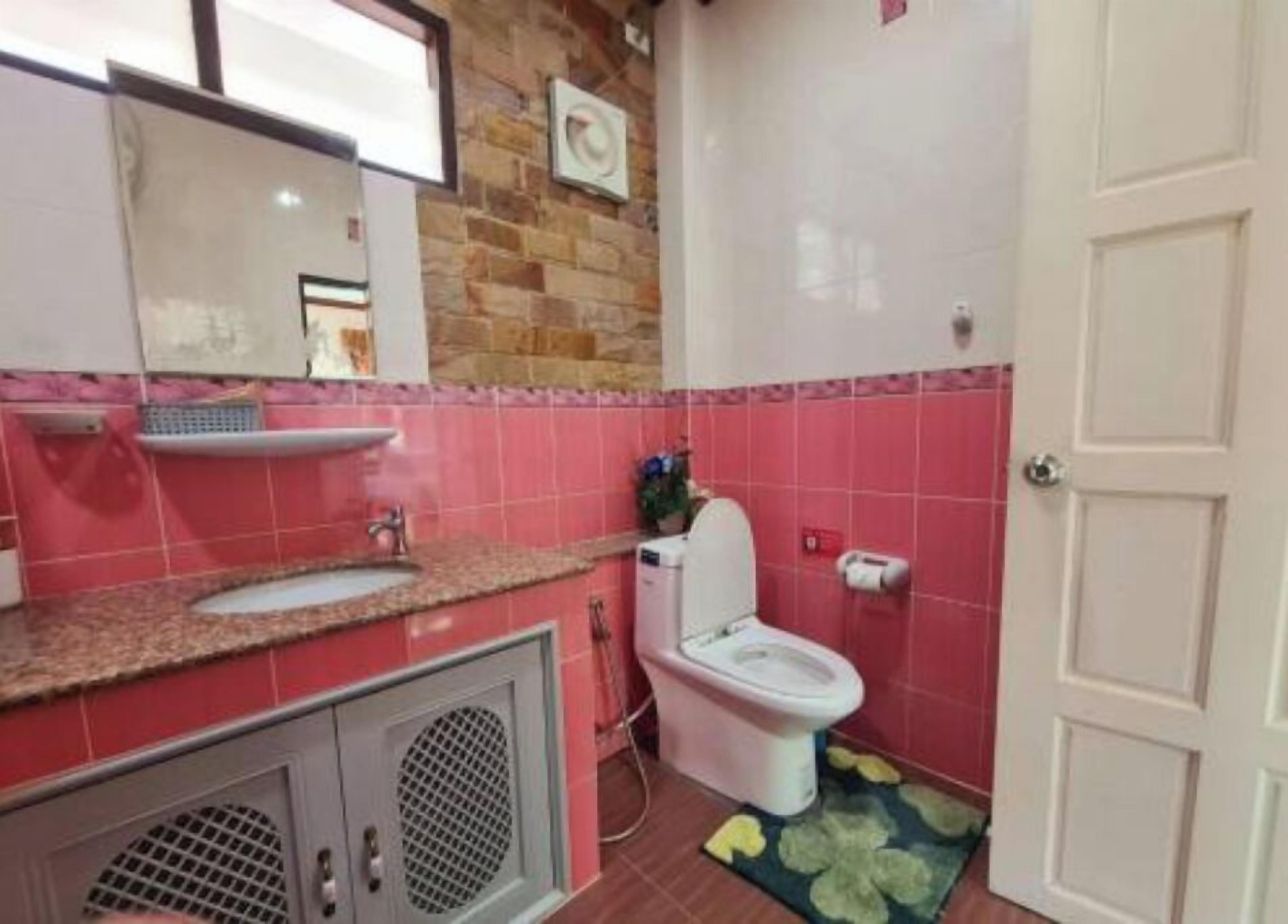 Un baño con inodoro, lavabo y espejo.