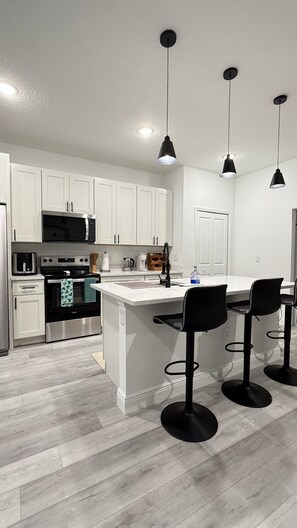 Microwave, oven, dishwasher, coffee/tea maker