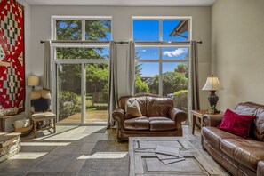 Smart TV, fireplace - New! Mountain Comfort Meets Uptown Convenience – Walk to Coffee, Trails & More! Over 2640 Sq. Ft. (Pagosa Springs)