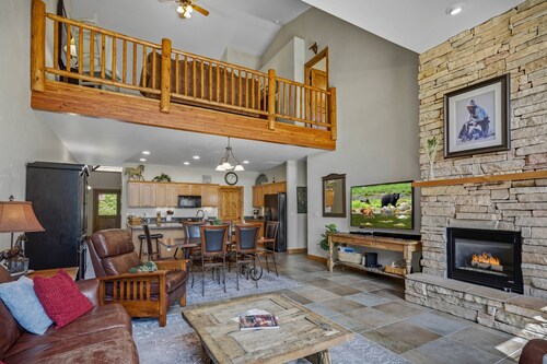 Tubing Promo! Huge Uptown Townhouse, Walk to Coffee, Trails & More! Over 2640 Sq. Ft.