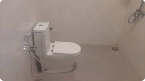 Haartrockner, Handtücher, Seife, Toilettenpapier