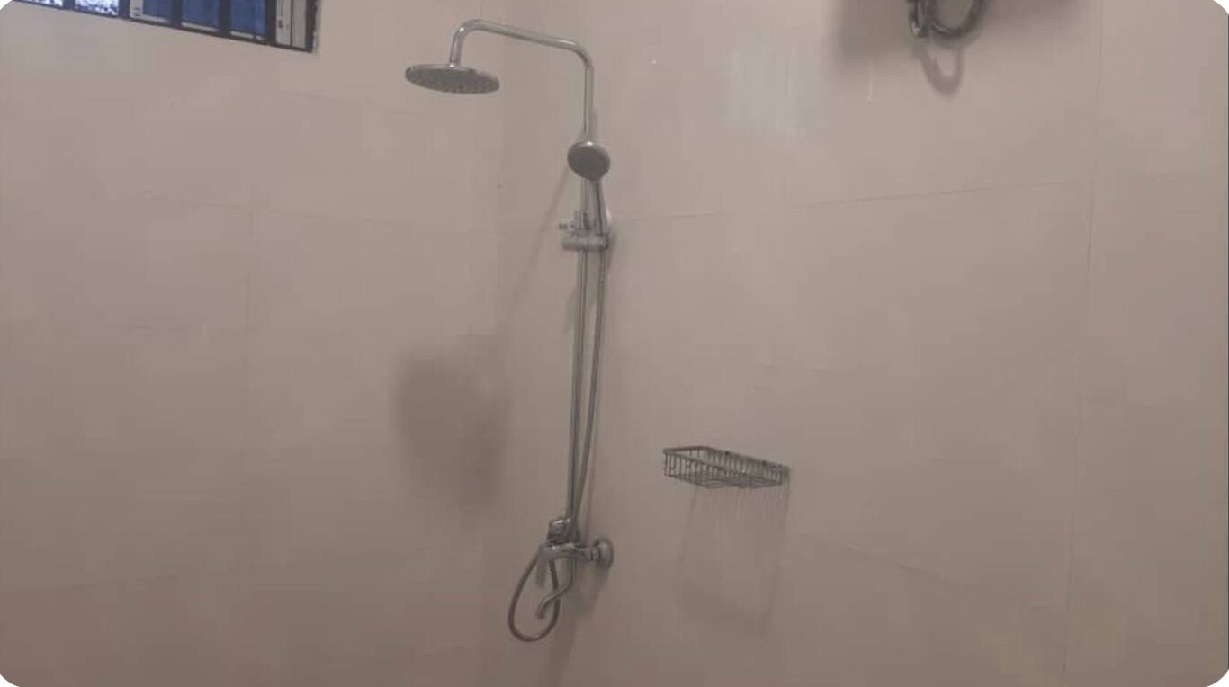 Secadora de cabello, toallas, jabón, papel de baño 