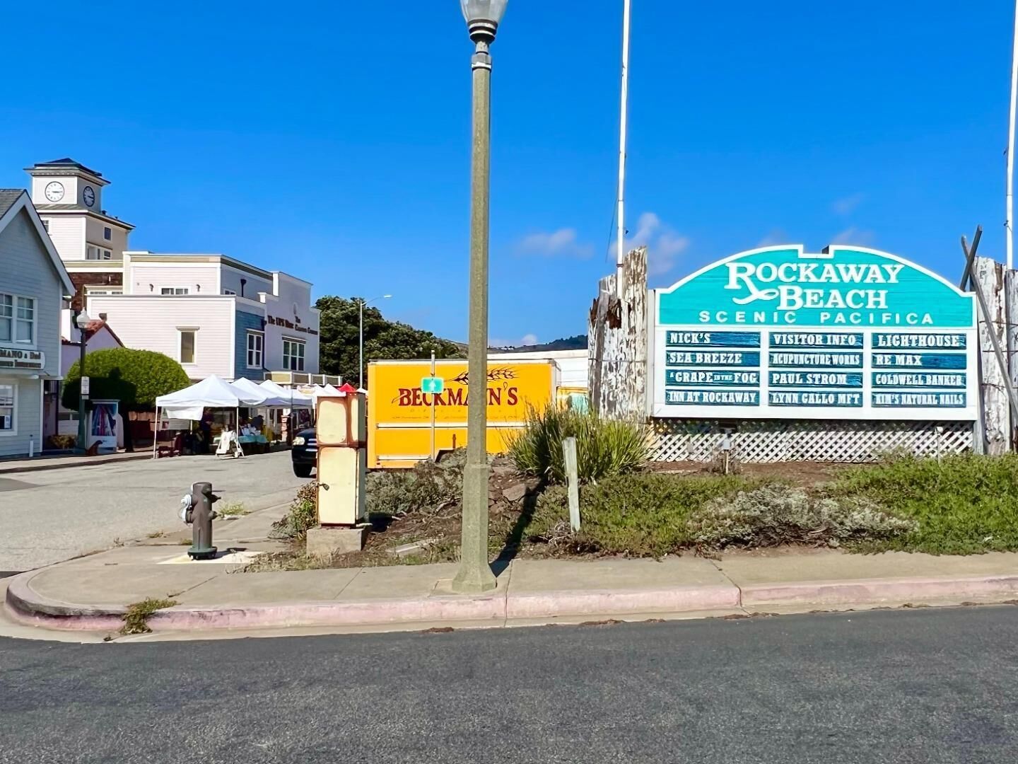 Schild für Rockaway Beach Scenic Pacifica mit einer Auflistung lokaler Attraktionen und Unternehmen.