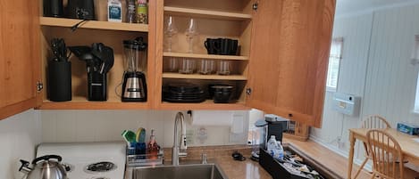 Cafetera y tetera, refrigerador, microondas y horno