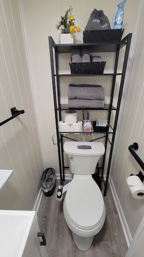 Douche, sĂšche-cheveux, bidet, serviettes fournies