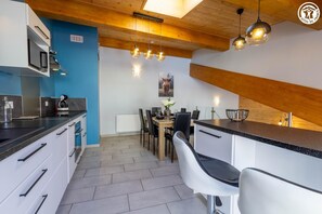 Réfrigérateur, four à micro-ondes, un four, surface de cuisson