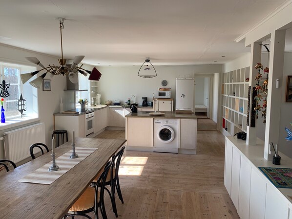 Microwave, oven, dishwasher, coffee/tea maker