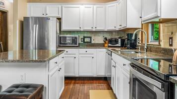 Geladeira, micro-ondas, fogão, cooktop