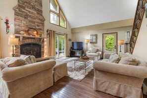 Smart TV, chimenea, futbolito y libros