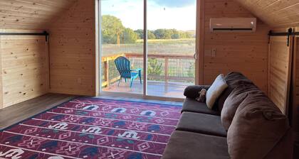 Welcoming, Country Feel, 2-bedroom newly-remodeled house with AC in Lafayette