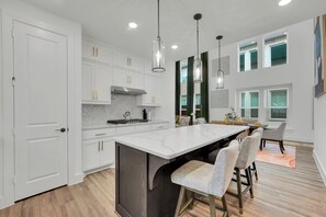 Micro-ondes, four, plaque de cuisson, lave-vaisselle