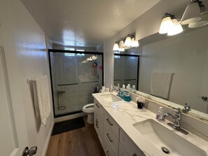 Sèche-cheveux, serviettes fournies, papier toilette