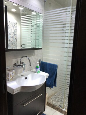 Bidet, serviettes fournies, savon, papier de toilette