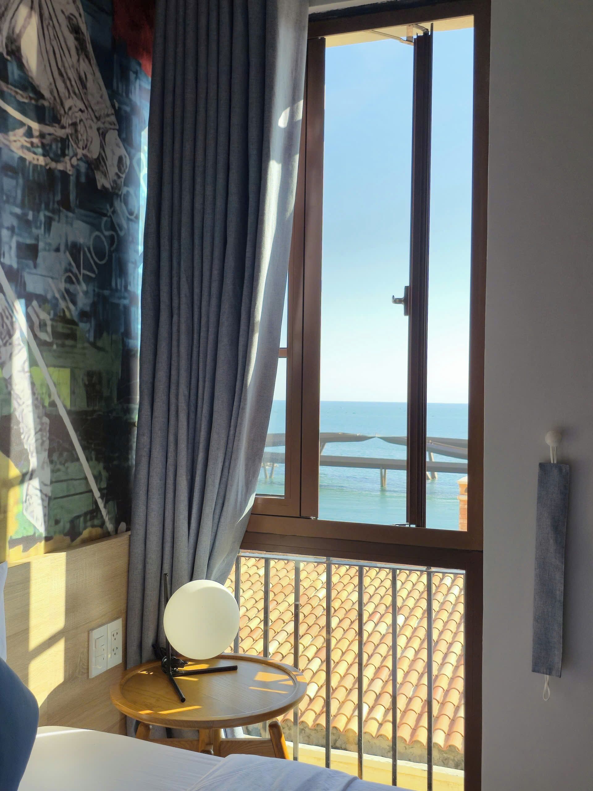 Quarto quádruplo família, vista para a praia | Espaço de trabalho para notebook, cortinas blackout