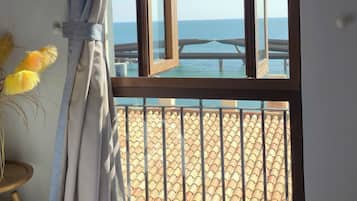 Deluxe-værelse - strandudsigt | Arbejdsområde til bærbare computere, mørklægningsgardiner