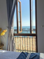 Camera Deluxe, vista spiaggia | Postazione laptop, tende oscuranti, ferro/asse da stiro, Wi-Fi gratuito