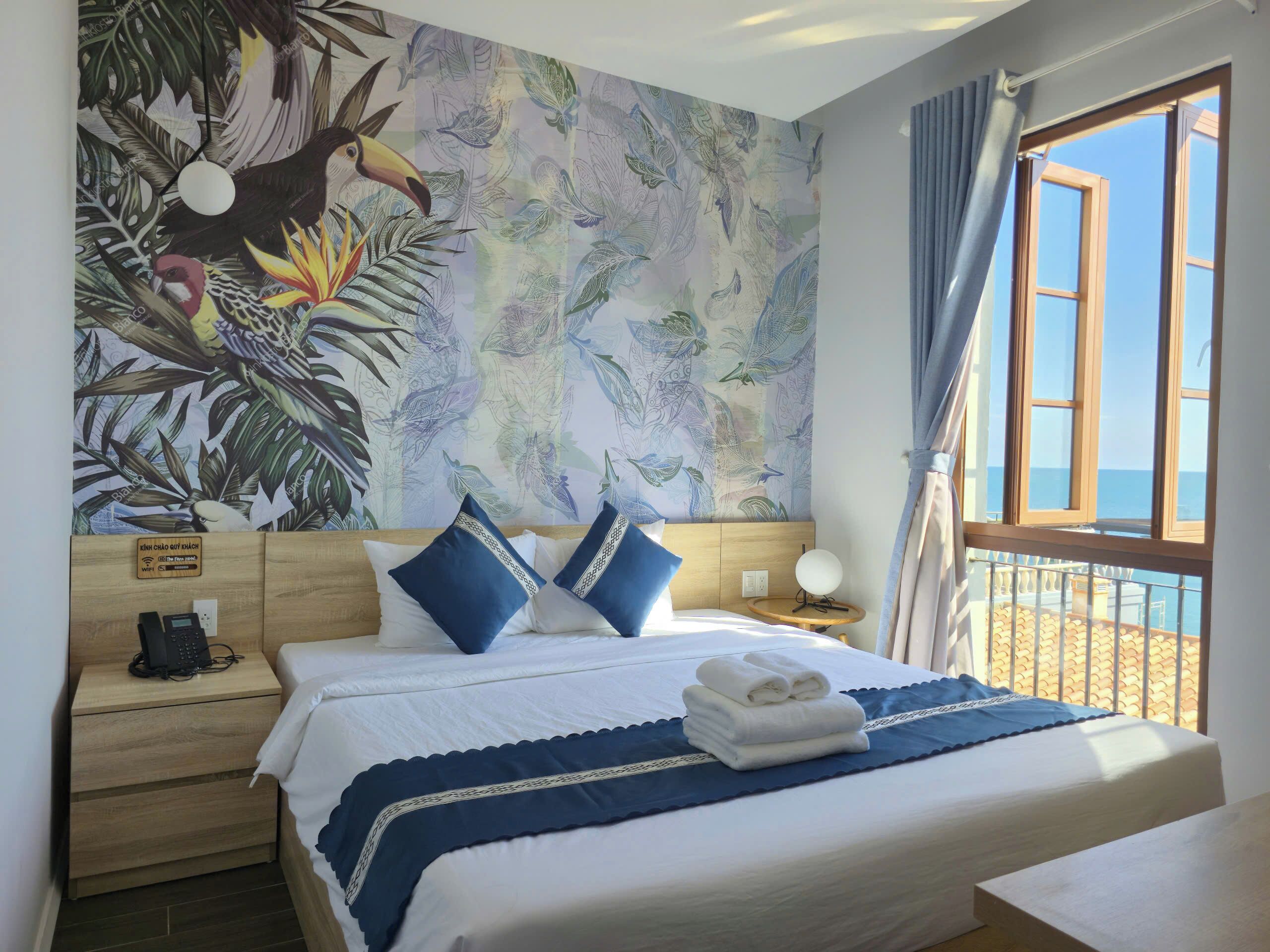 Quarto quádruplo família, vista para a praia | Espaço de trabalho para notebook, cortinas blackout