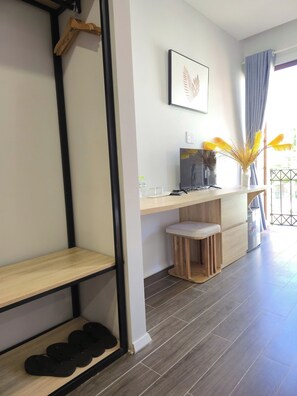 Deluxe Room, Balcony, City View | In-room business centre