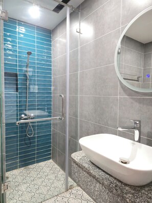 Deluxe Room, Beach View | Bathroom | Hair dryer, slippers, towels, soap