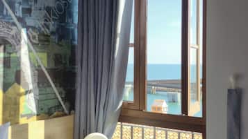 Habitación Deluxe, vista a la playa | Espacio para trabajar con laptop y cortinas blackout