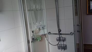 Dusche, Haartrockner, Handtücher, Seife