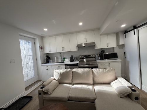 Modern 2BR Suite w/ Kitchen