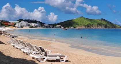 Enchanting house with AC in Grand-Case. One minute walk to the beach. Free prkng