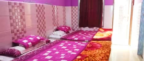 デラックス 4 人部屋 冷房 | 低刺激性寝具、セーフティボックス (室内)、デスク、防音設備