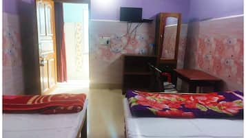 Ropa de cama hipoalergénica y caja de seguridad en la habitación