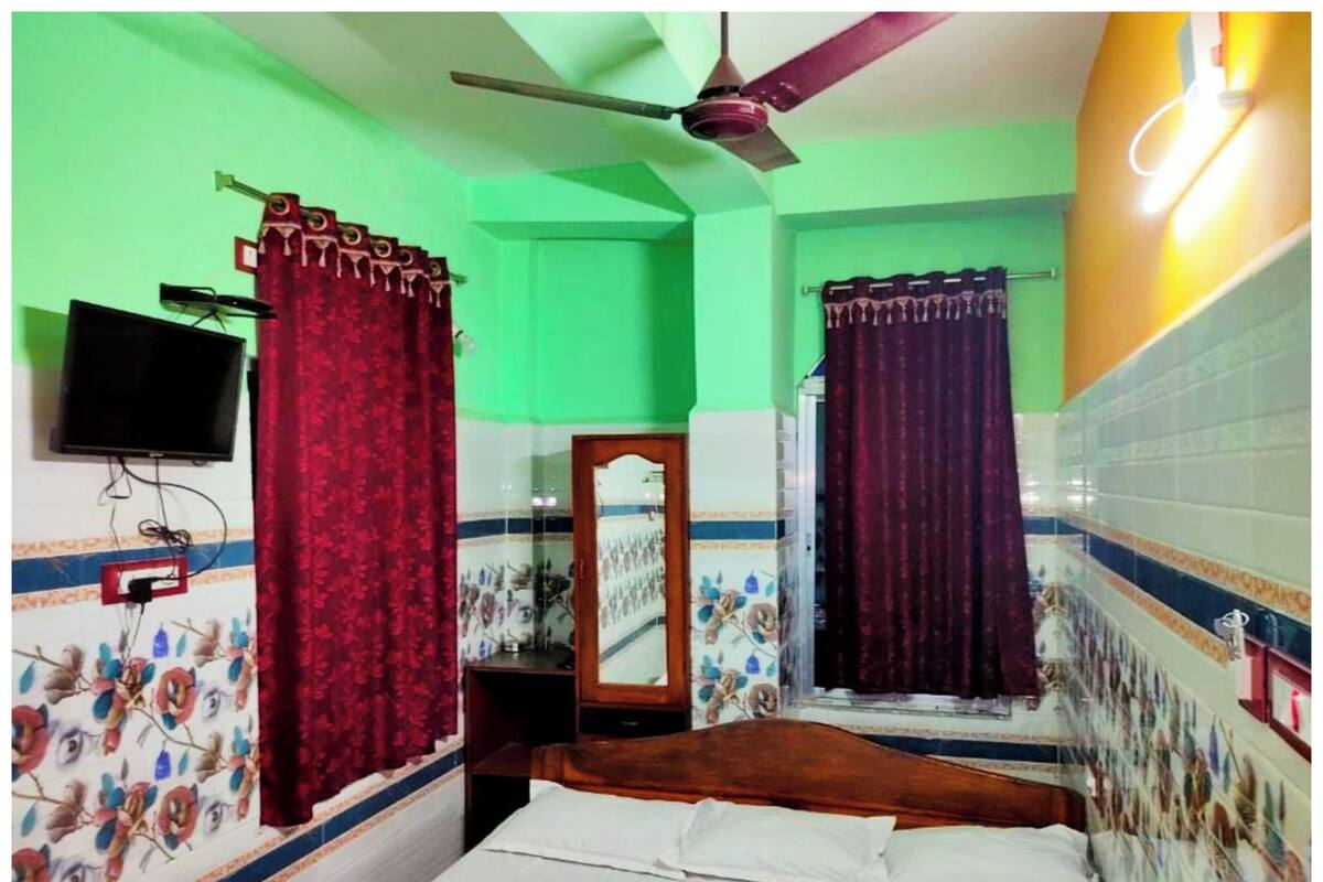 Deluxe Double Room, Air conditioning | Hypo-allergenic bedding, in-room safe, desk, soundproofing