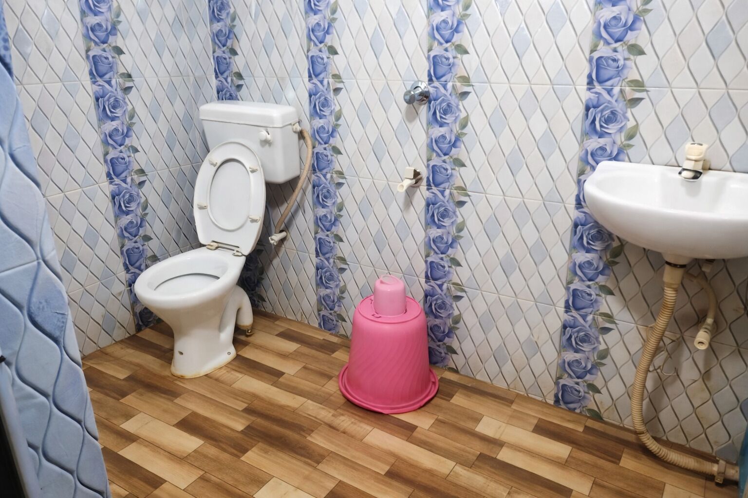 Ducha, cabezal de ducha tipo lluvia, pantuflas, toallas