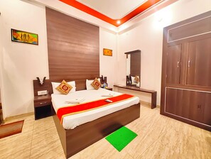 Deluxe Double Room | Peralatan tempat tidur hipoalergenik, peti besi dalam bilik, meja