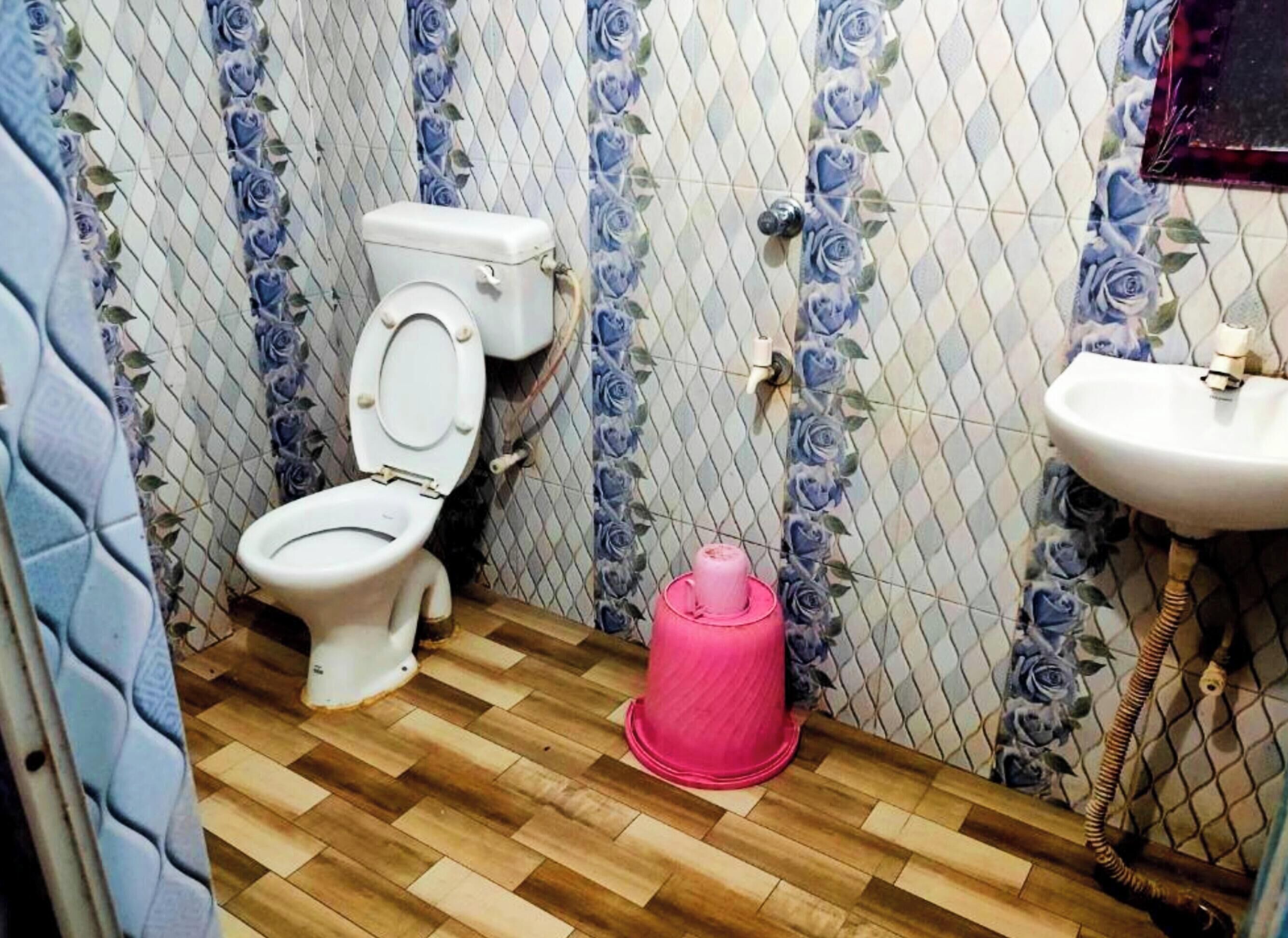 Ducha, cabezal de ducha tipo lluvia, zapatillas y toallas