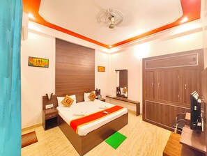 Deluxe Double Room | Peralatan tempat tidur hipoalergenik, peti besi dalam bilik, meja