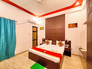 Deluxe Double Room | Peralatan tempat tidur hipoalergenik, peti besi dalam bilik, meja