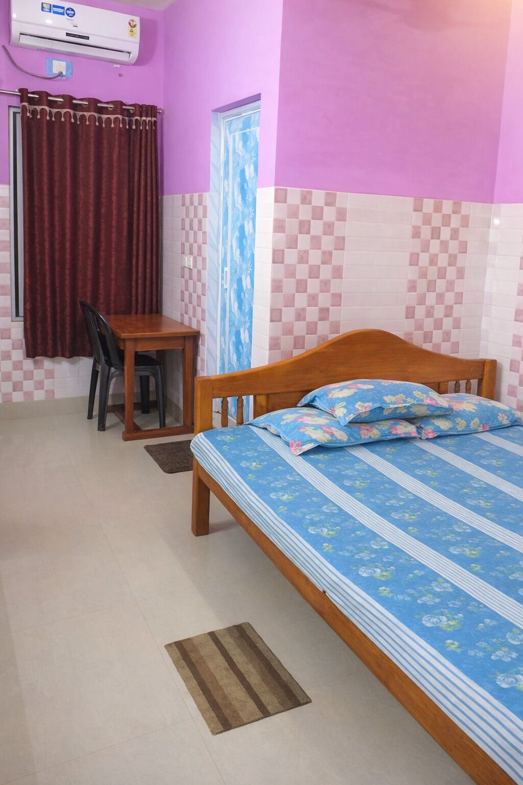 Hypo-allergenic bedding, in-room safe, desk, soundproofing