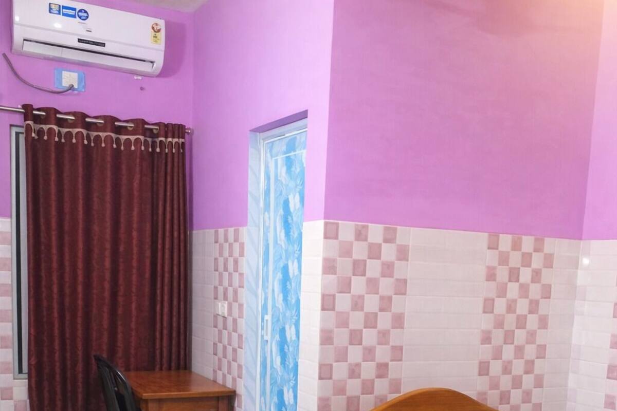 Hypo-allergenic bedding, in-room safe, desk, soundproofing