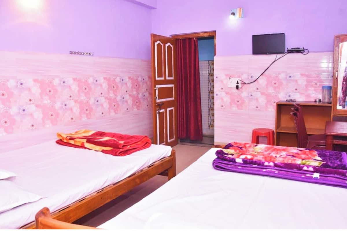 Hypo-allergenic bedding, in-room safe, desk, soundproofing