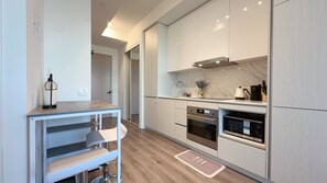 Réfrigérateur, micro-ondes, four, plaque de cuisson