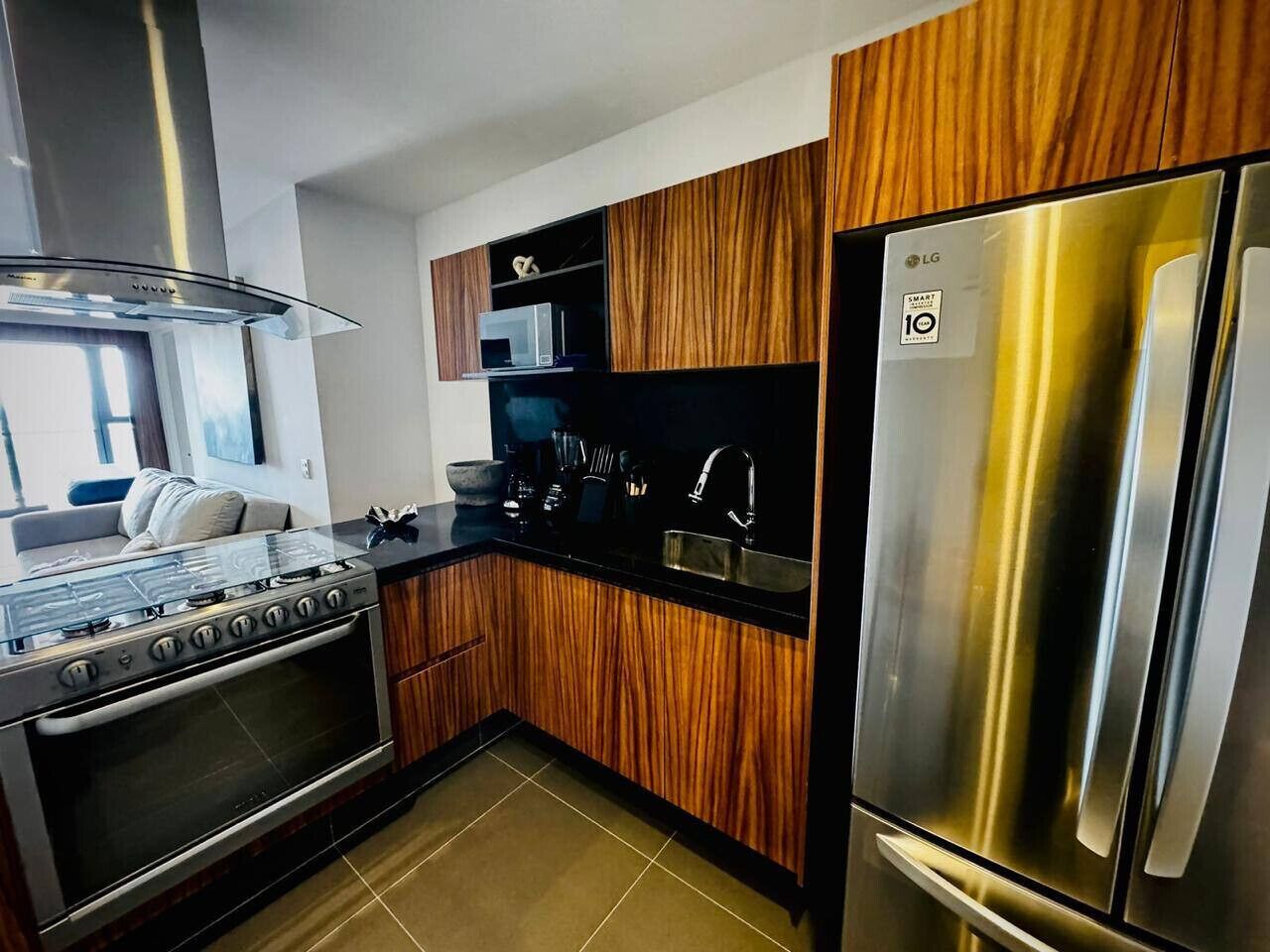 Køleskab, mikrobølgeovn, ovn, kogeplade