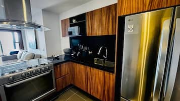 Køleskab, mikrobølgeovn, ovn, kogeplade