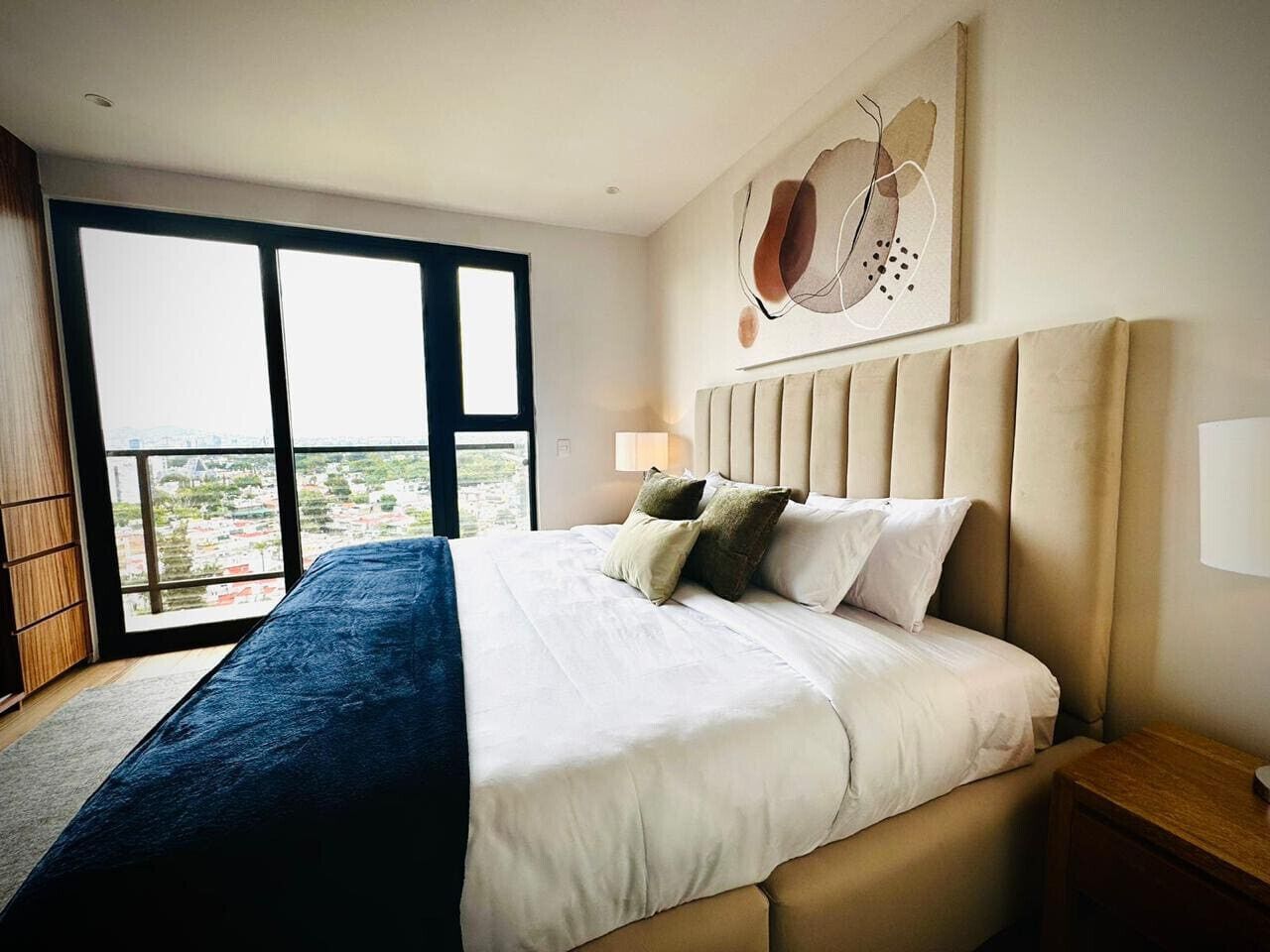 1 soverom, skrivebord, strykejern/-brett og wi-fi (inkludert)