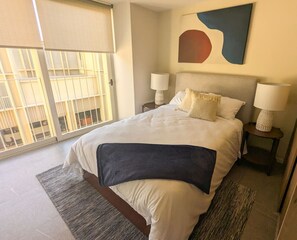 2 habitaciones, escritorio, tabla de planchar con plancha y wifi gratis 