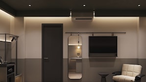Un baño moderno con espejo, inodoro y lavamanos.