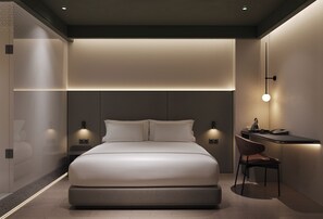 Ein modernes Schlafzimmer mit einem großen Bett, Nachttischen und einem Schreibtisch mit Stuhl.