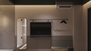 Un baño moderno con espejo, toallero, banco y unidad de ventilación.
