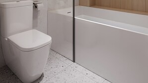 Un baño moderno con inodoro, ducha y bañera.